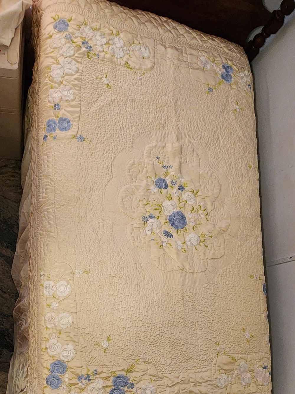 Vintage Quilted Bedspread Raised Floral Candlewick Embroidery  Yellow Base  Full - Picture 2 of 11